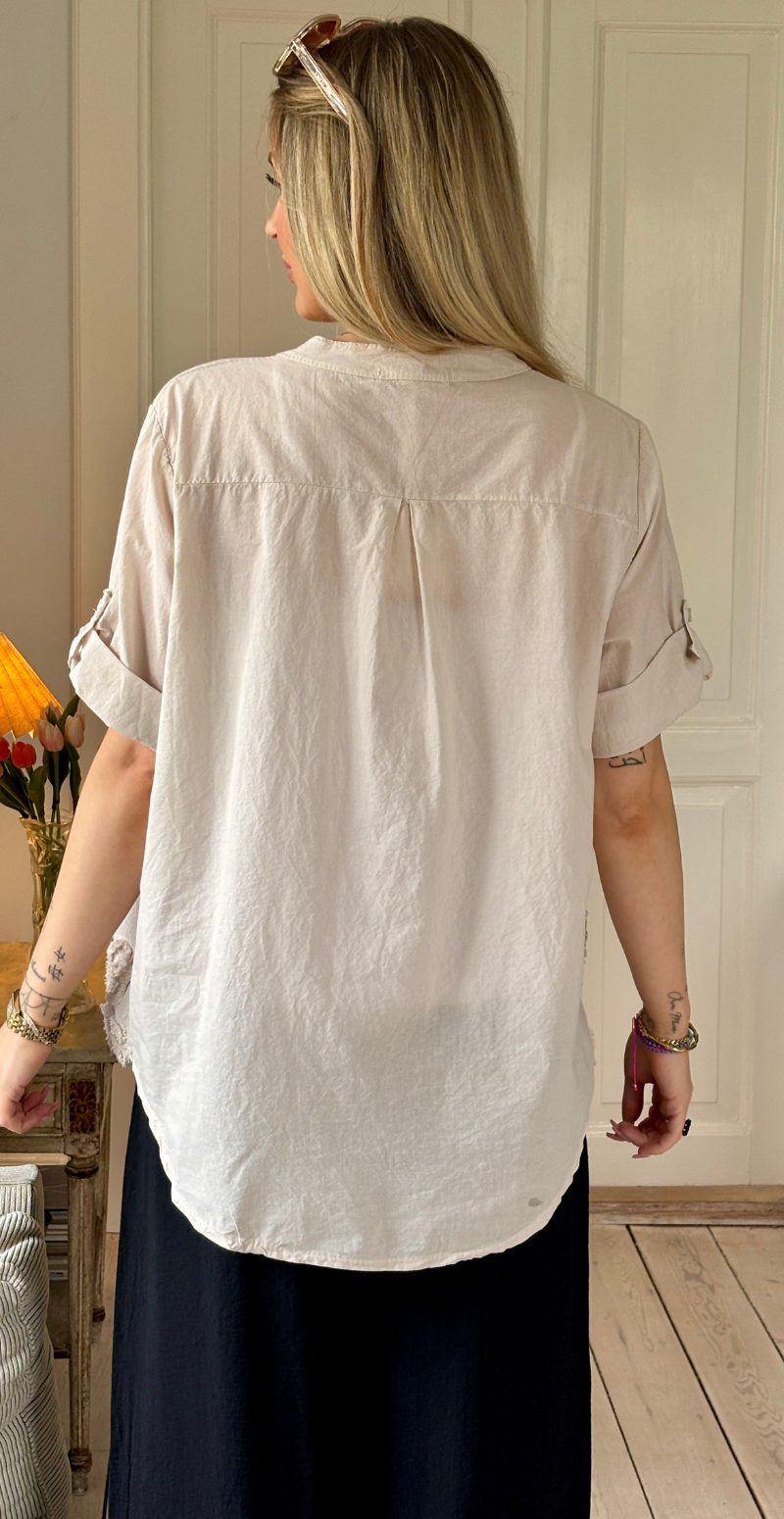 Yasmin kortærmet bluse med struktur og blomstermønster beige LikeLondon