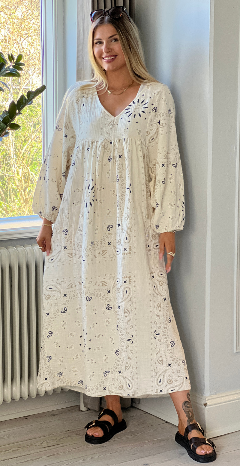 Gretha paisley mønstret kjole i musselin beige LikeLondon