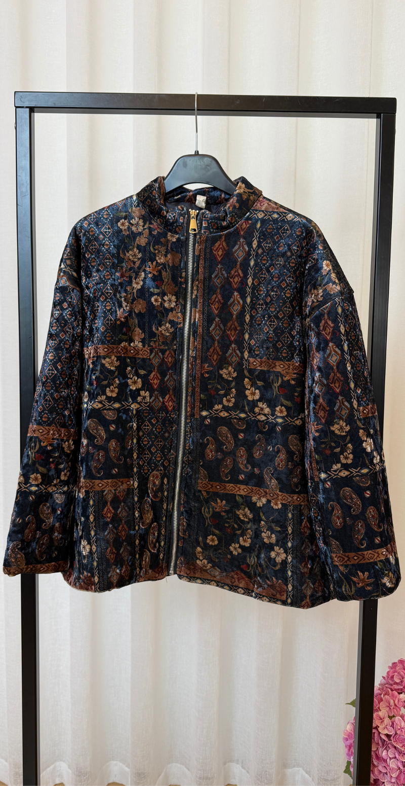 Sibylle jakke i velour med lynlås og blomsterprint navy LikeLondon
