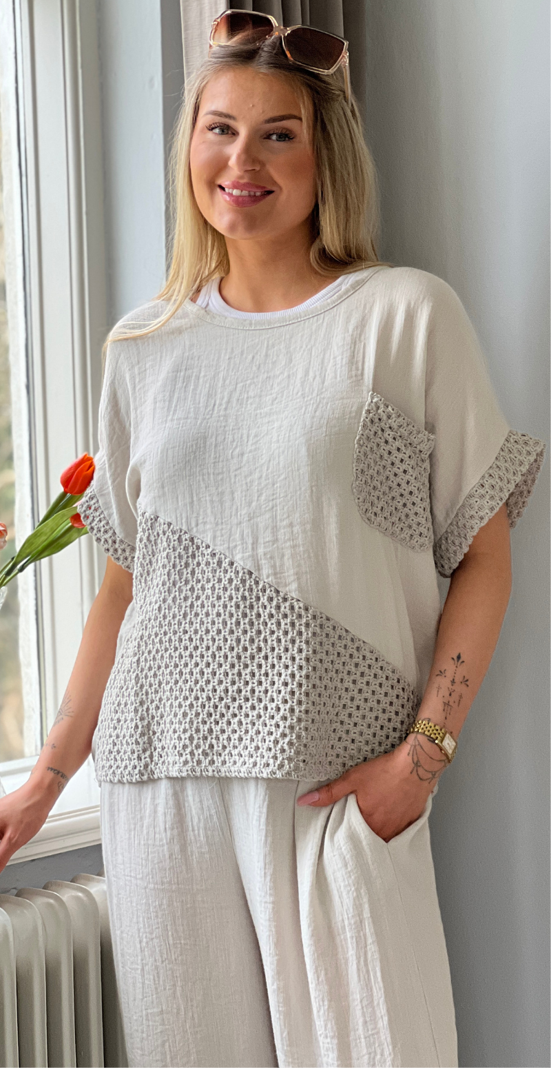 Gladys bluse med kort ærme og hæklede detaljer beige LikeLondon