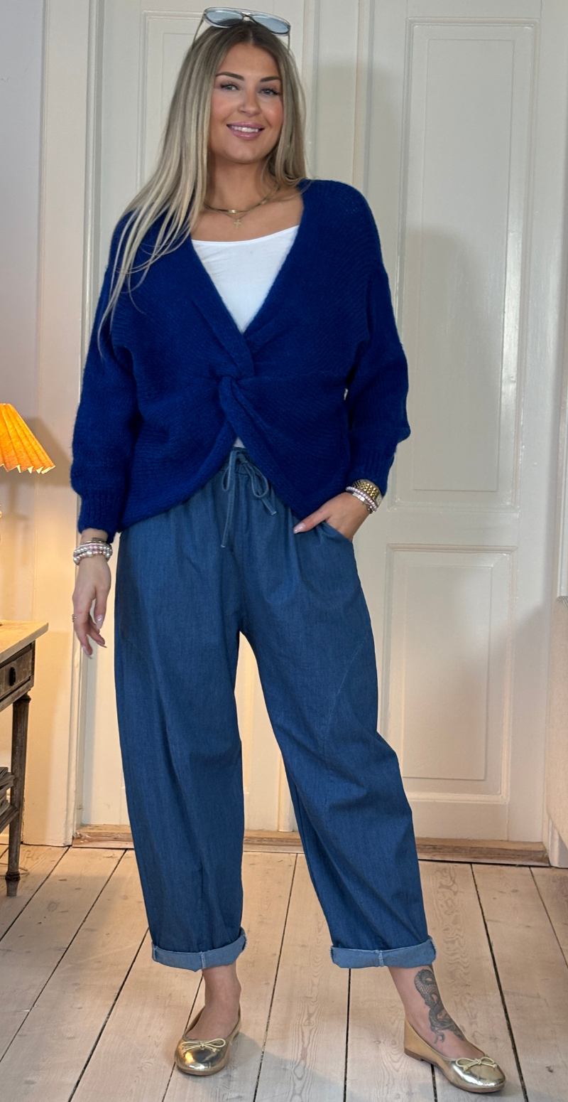 Zinka strik med lange ærmer og knude foran royal blue LikeLondon