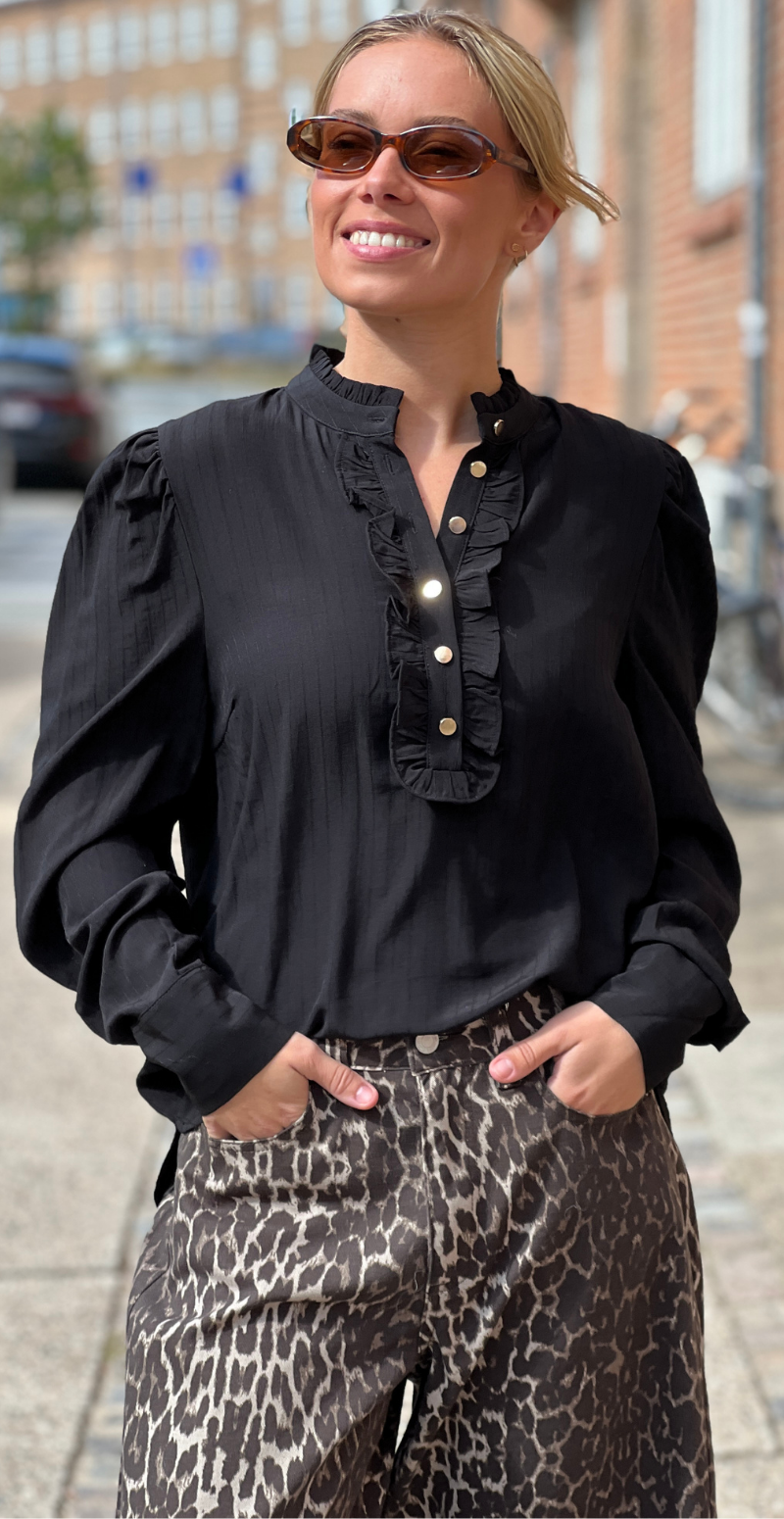 April bluse med flæse sort FreeQuent