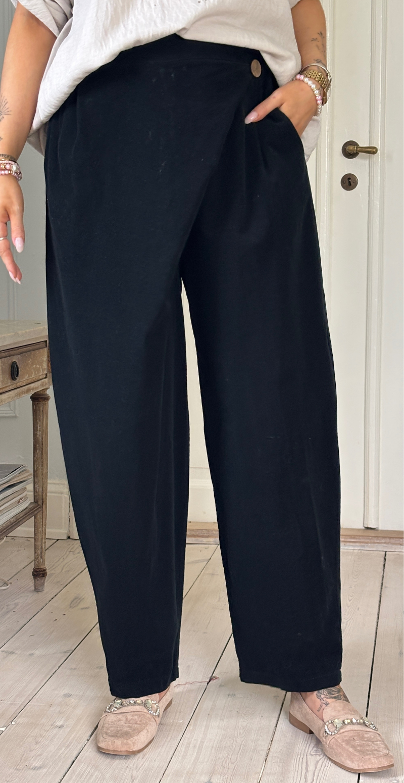 Forudbestil uge 8 Marina fløjlsbukser med slå-om detalje og vidde sort LikeLondon