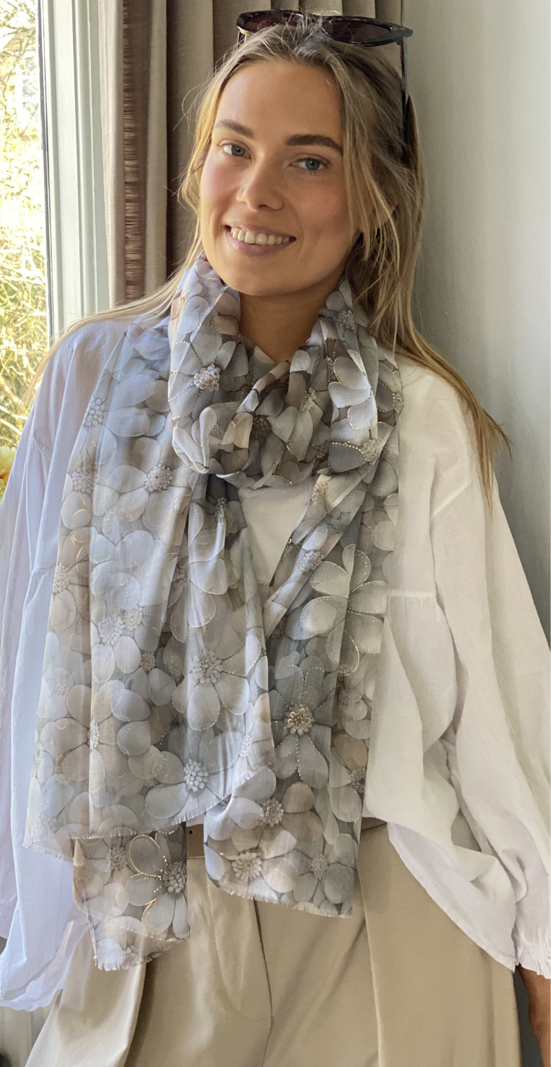 Tørklæde med blomster og små gulddetaljer beige LikeLondon