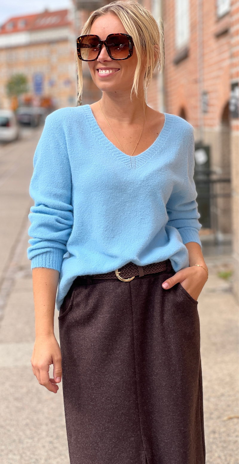 Karen strikbluse i baby alpaca uld med v-hals sky LikeLondon