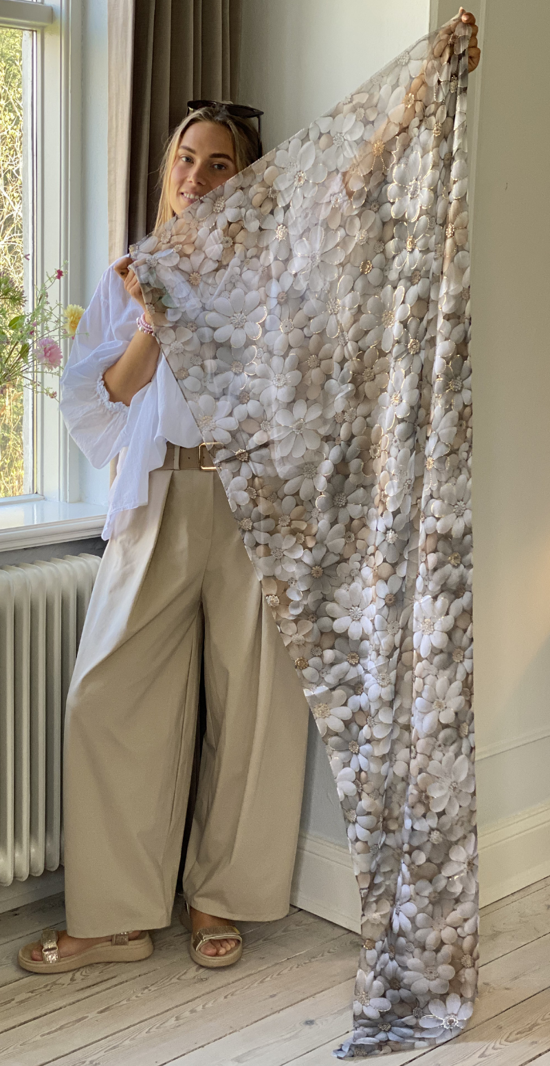 Tørklæde med blomster og små gulddetaljer beige LikeLondon