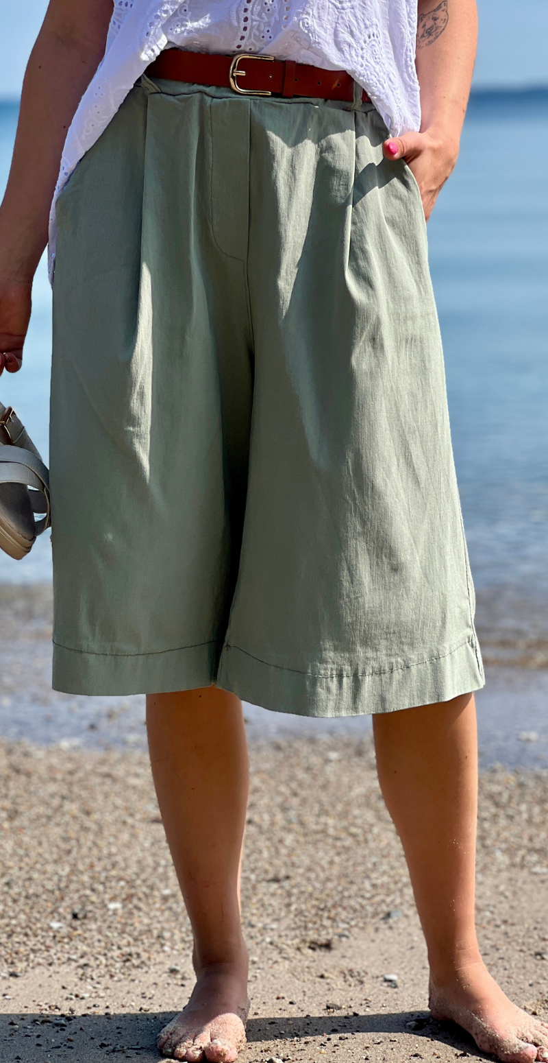 Forudbestil uge 27/28 Emma bermuda ensfarvet shorts og bælte khaki LikeLondon