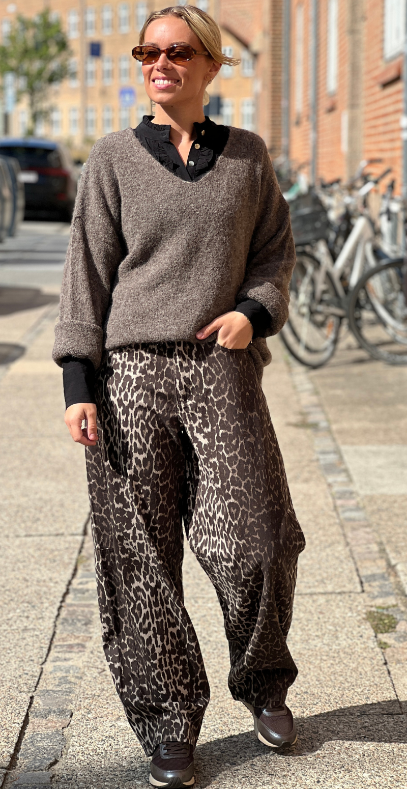 Sonja strik i uld med lange ærmer og v-hals taupe LikeLondon