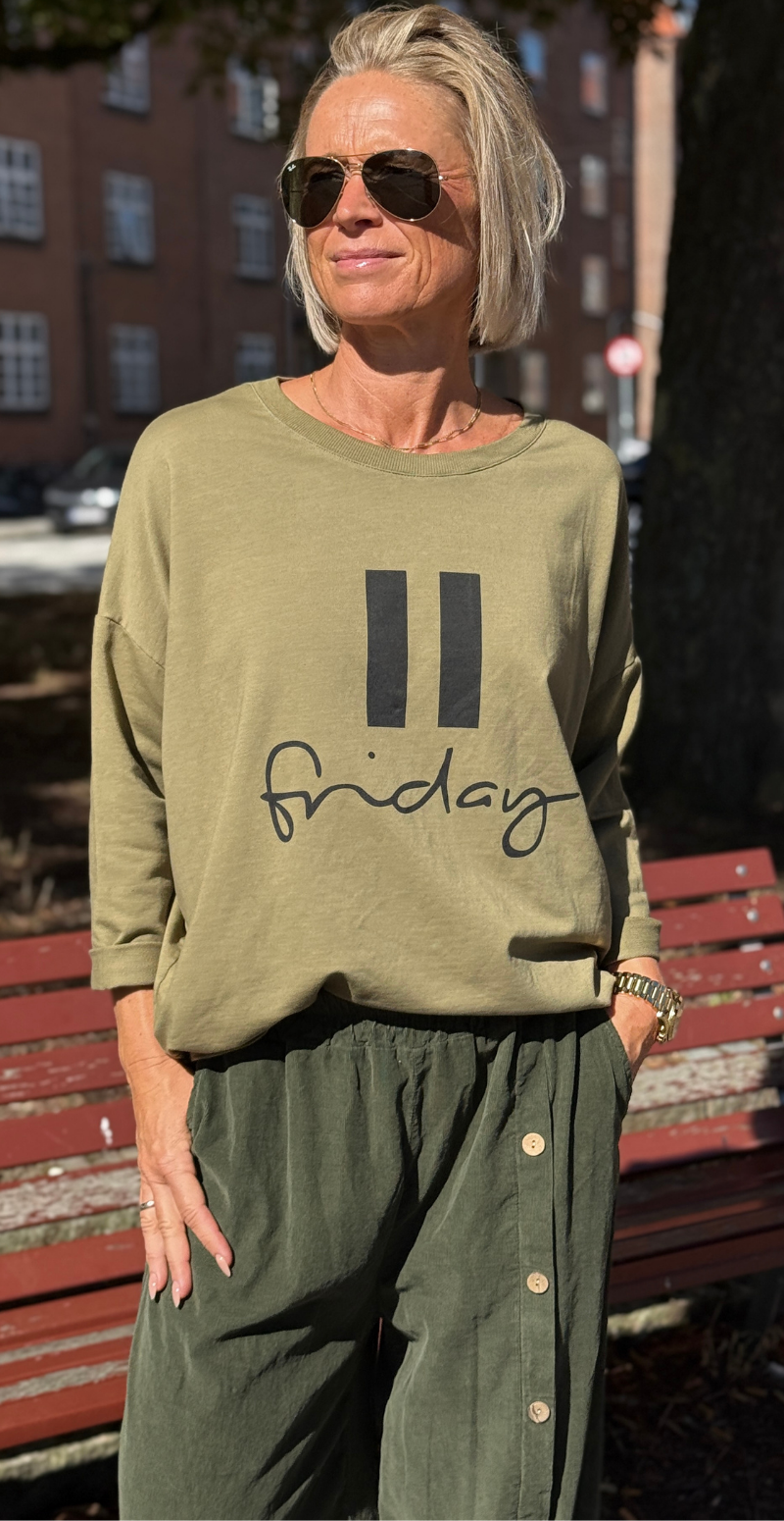 Biance bluse med rund hals og "friday" olive LikeLondon