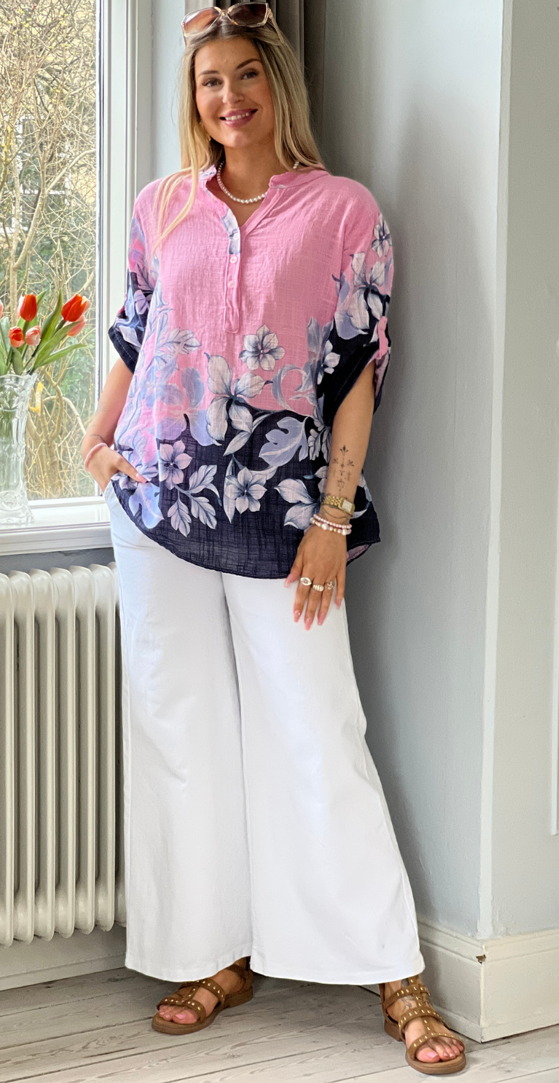 Bonnie bluse med stolpelukning og blomsterprint baby rosa LikeLondon