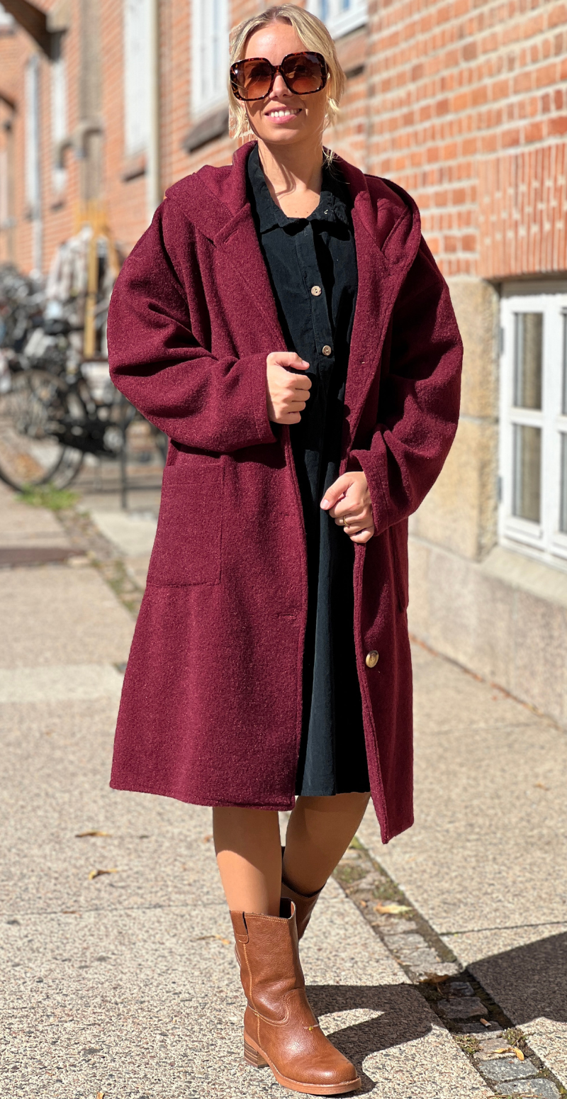 Tori jakke med hætte, lommer og knapper wine Likelondon