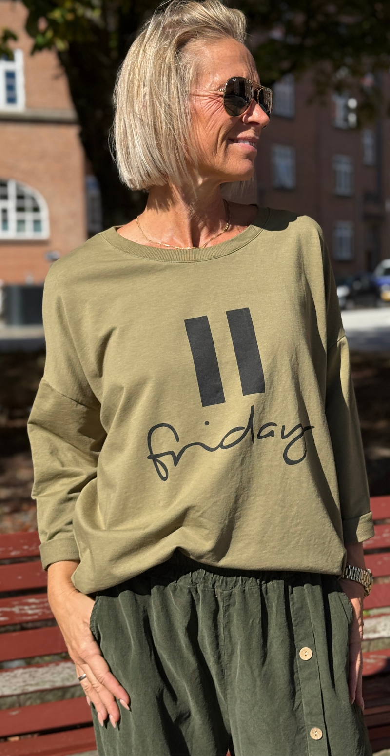 Biance bluse med rund hals og "friday" olive LikeLondon