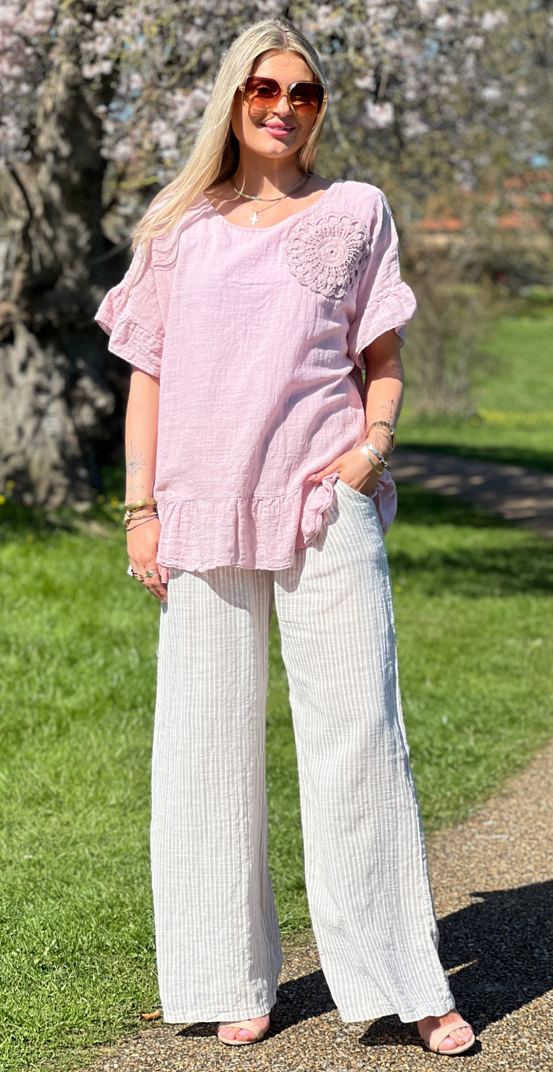 Rosa Carolina kortærmet bluse med peplum og hæklet blomst set forfra.