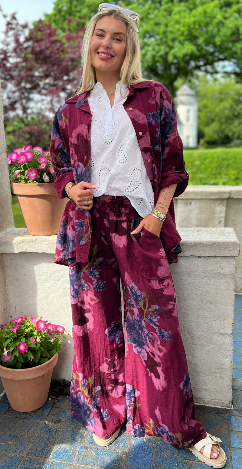 Gail blomstret bukser med lommer fortil og smockkant i taljen vino LikeLondon