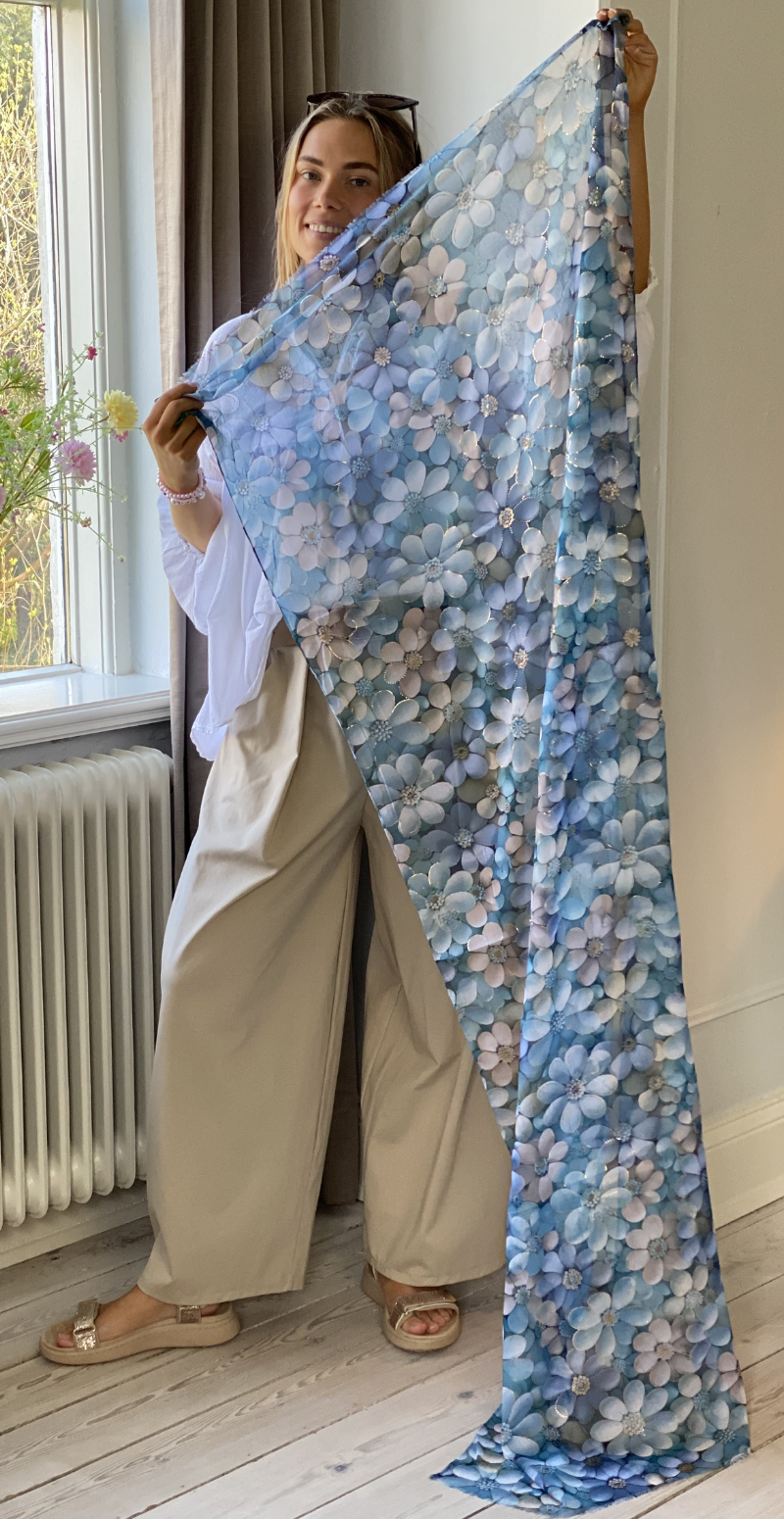 Tørklæde med blomster og små gulddetaljer celeste LikeLondon