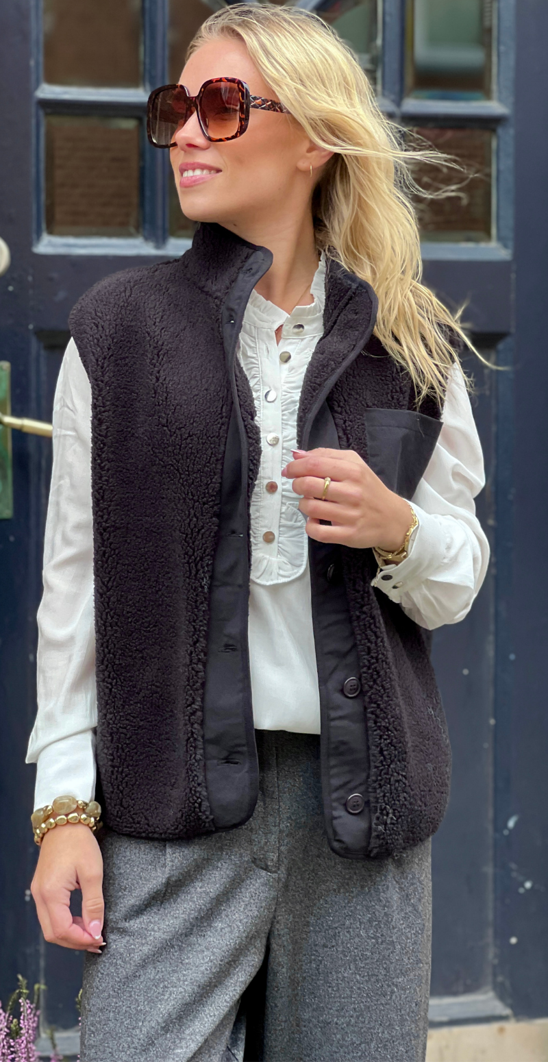 Onyx vest i teddy med brystlomme og knapper sort LikeLondon