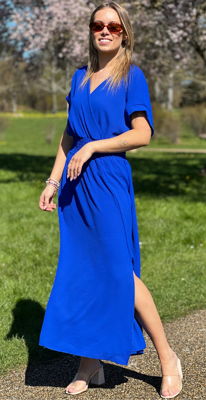 Dagny lang kjole med elastik i taljen og slids foran royal blue LikeLondon