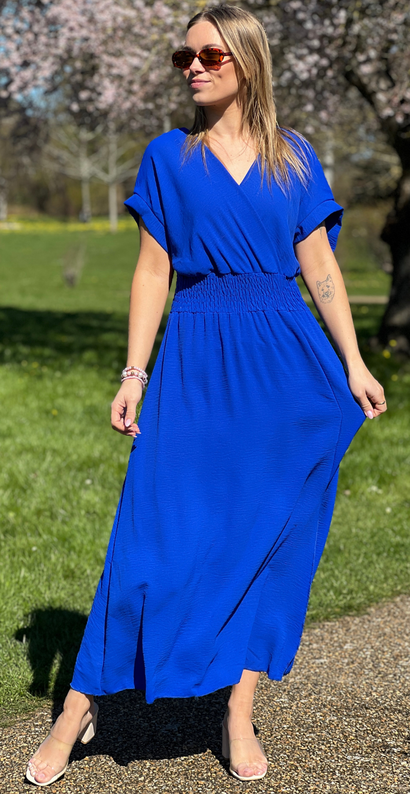 Dagny lang kjole med elastik i taljen og slids foran royal blue LikeLondon
