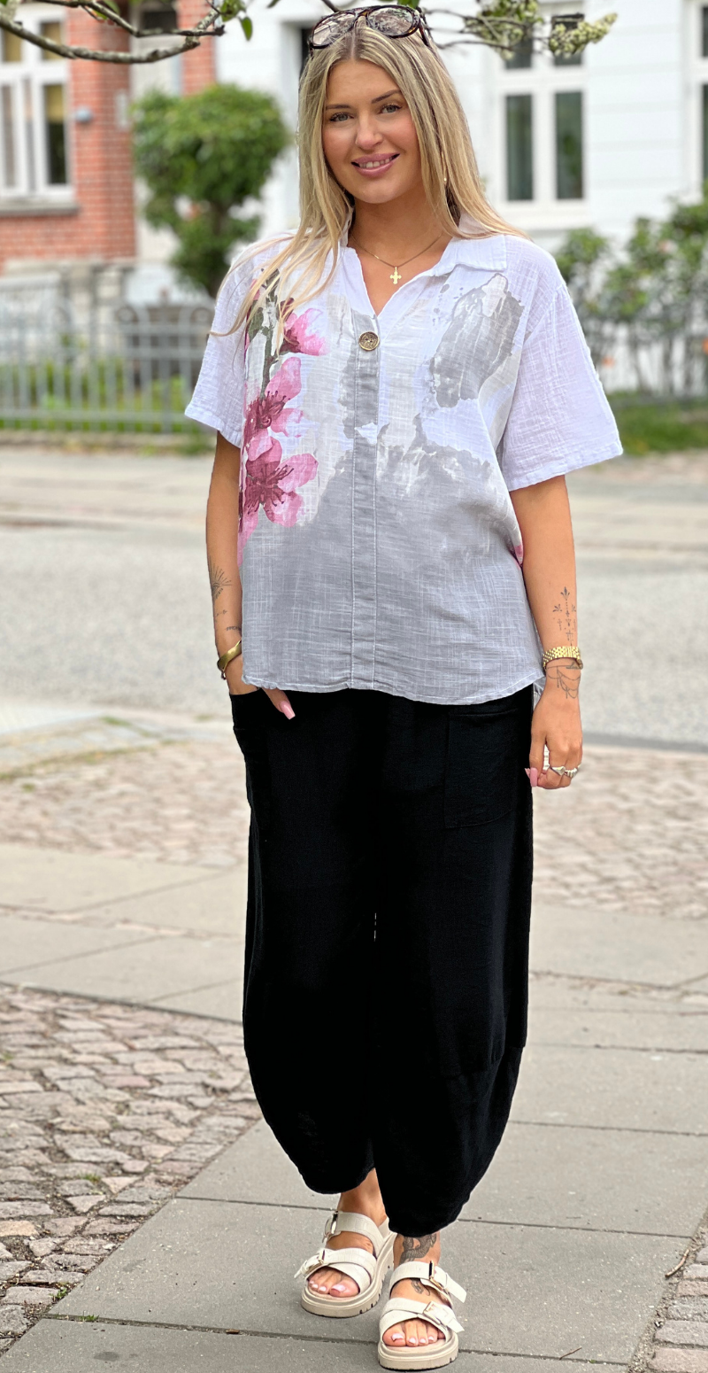 Gina bluse med blomsterprint og v-hals hvid LikeLondon