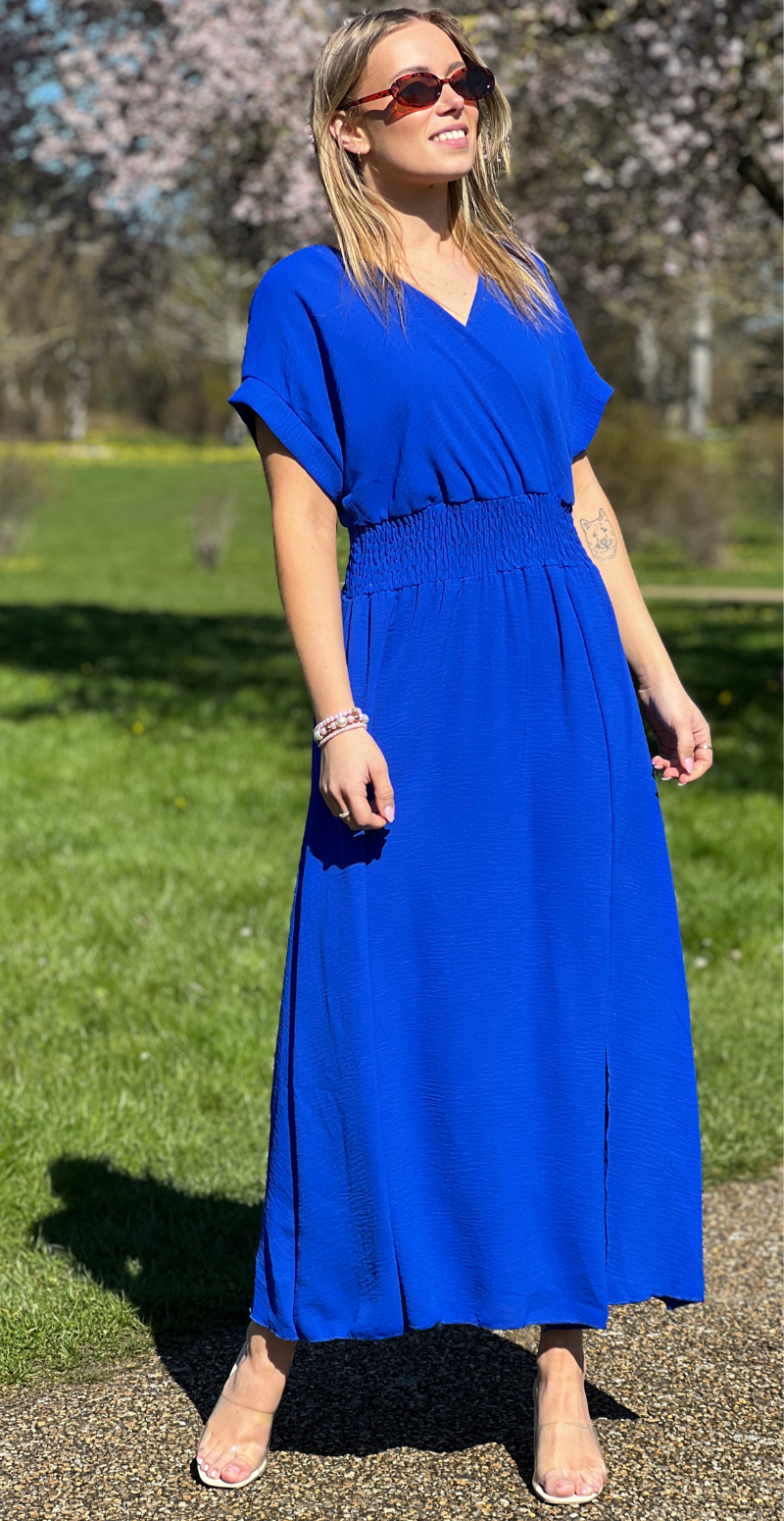 Dagny lang kjole med elastik i taljen og slids foran royal blue LikeLondon