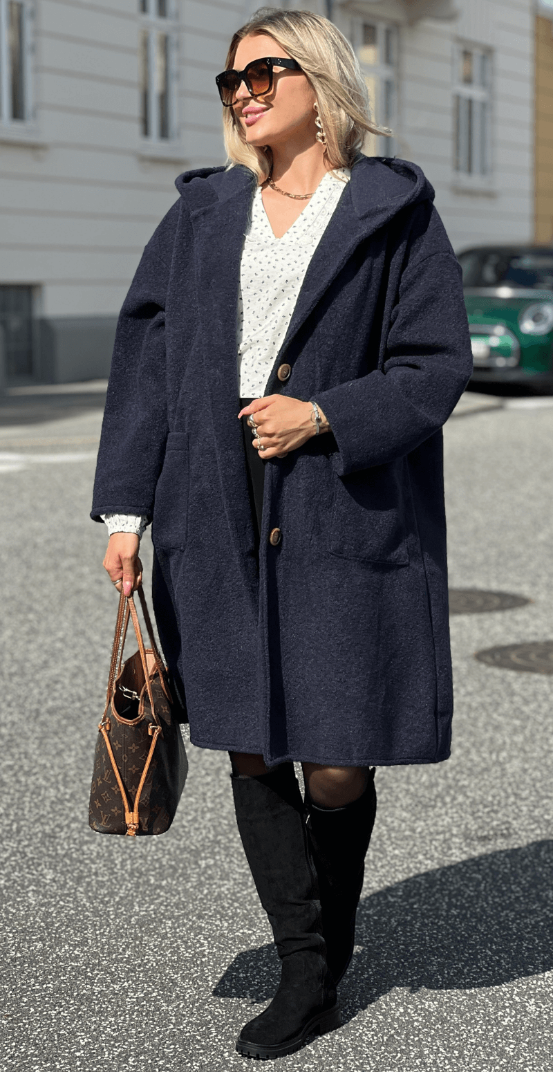 Tori jakke med hætte, lommer og knapper navy Likelondon