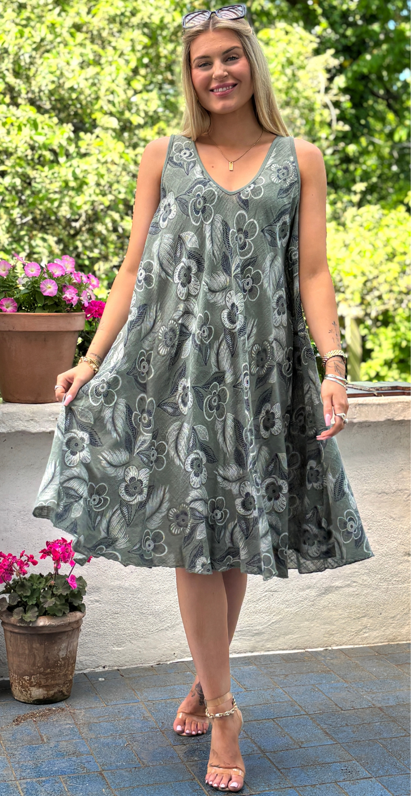 Aurelia kort kjole med brede stropper og blomster khaki LikeLondon
