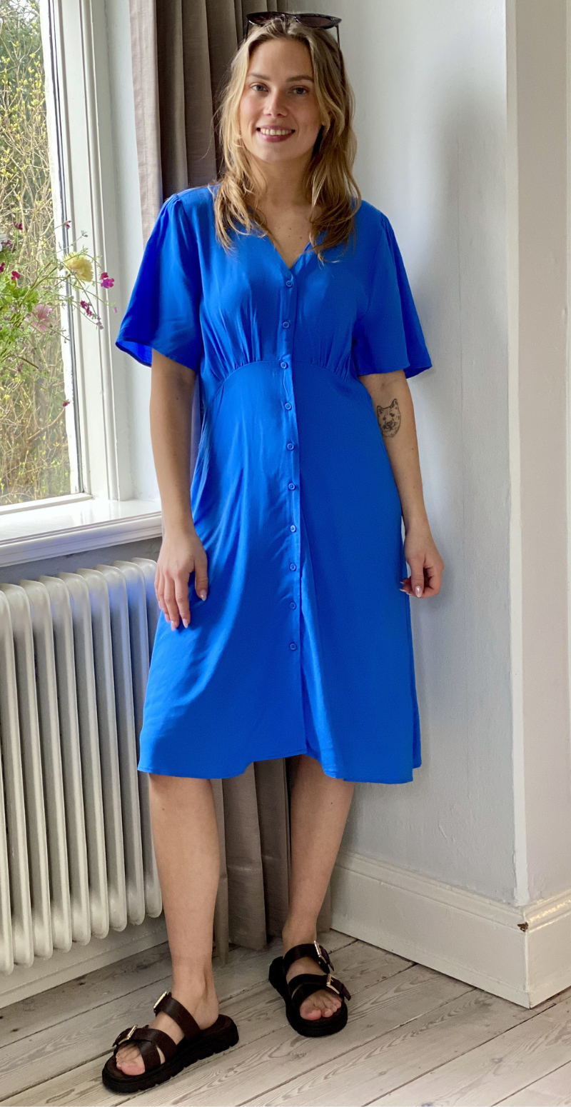 Joella kort kjole med v-hals nebulas blue B.young