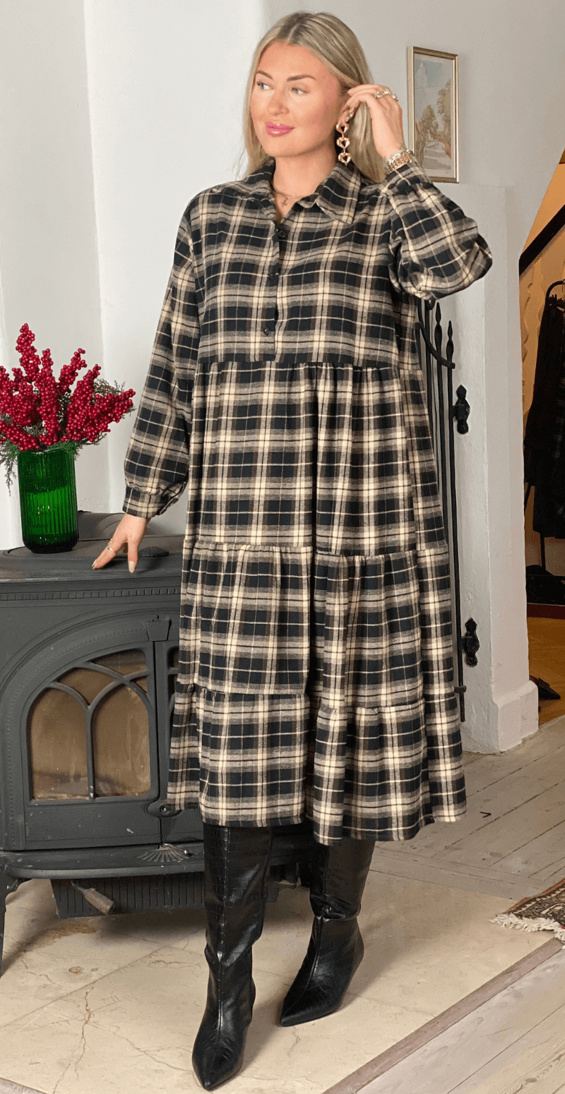 Naya ternet kjole med peplum effekt sort LikeLondon