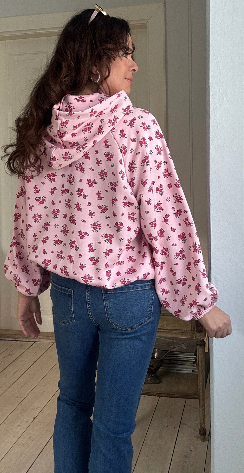 Severine bluse med hætte og blomsterprint rosa LikeLondon