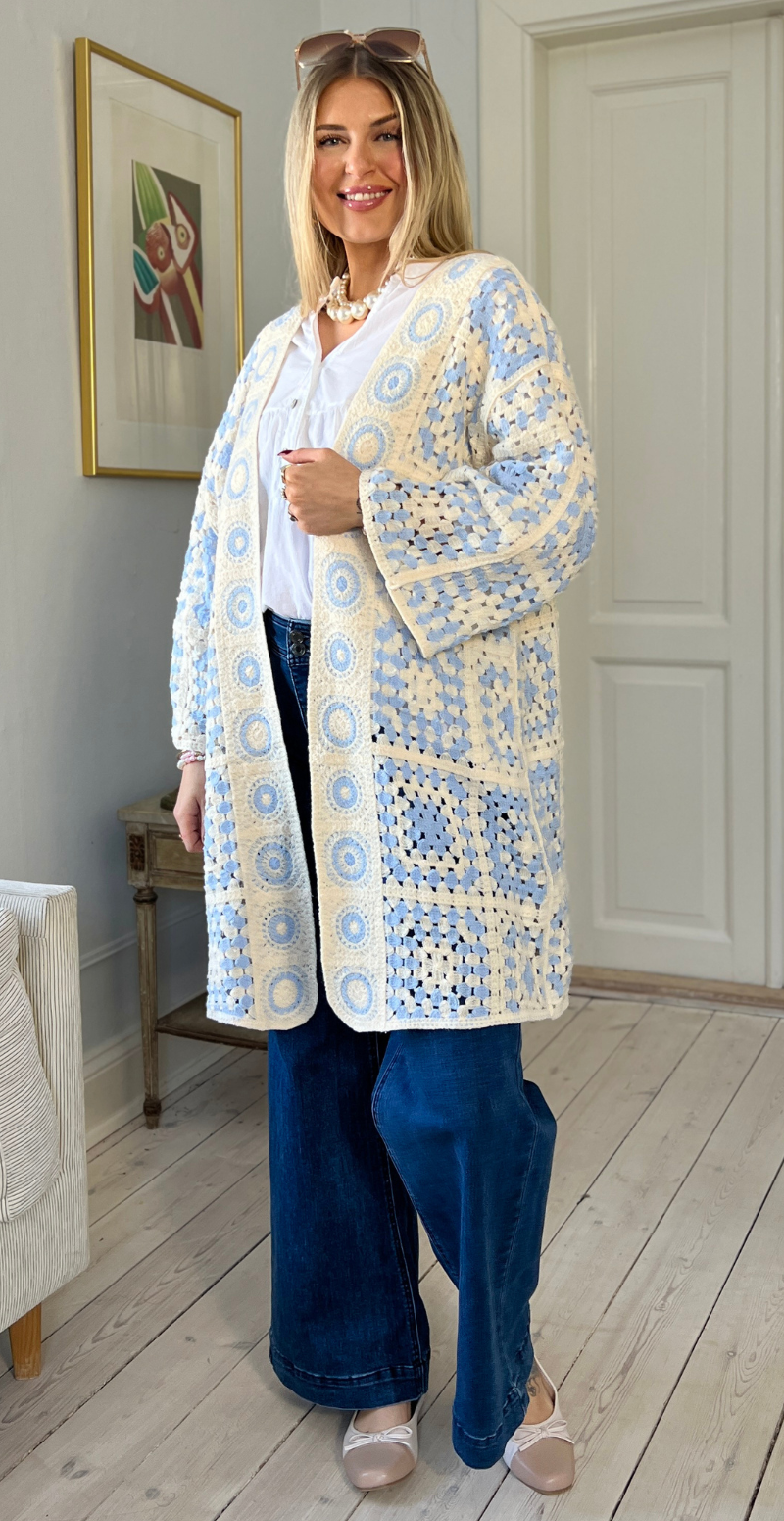 Mio mellemlang cardigan med hæklet firkanter lysblå LikeLondon