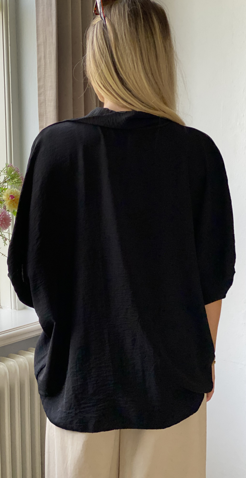 Lizzy bluse med krave og guldknapper sort LikeLondon