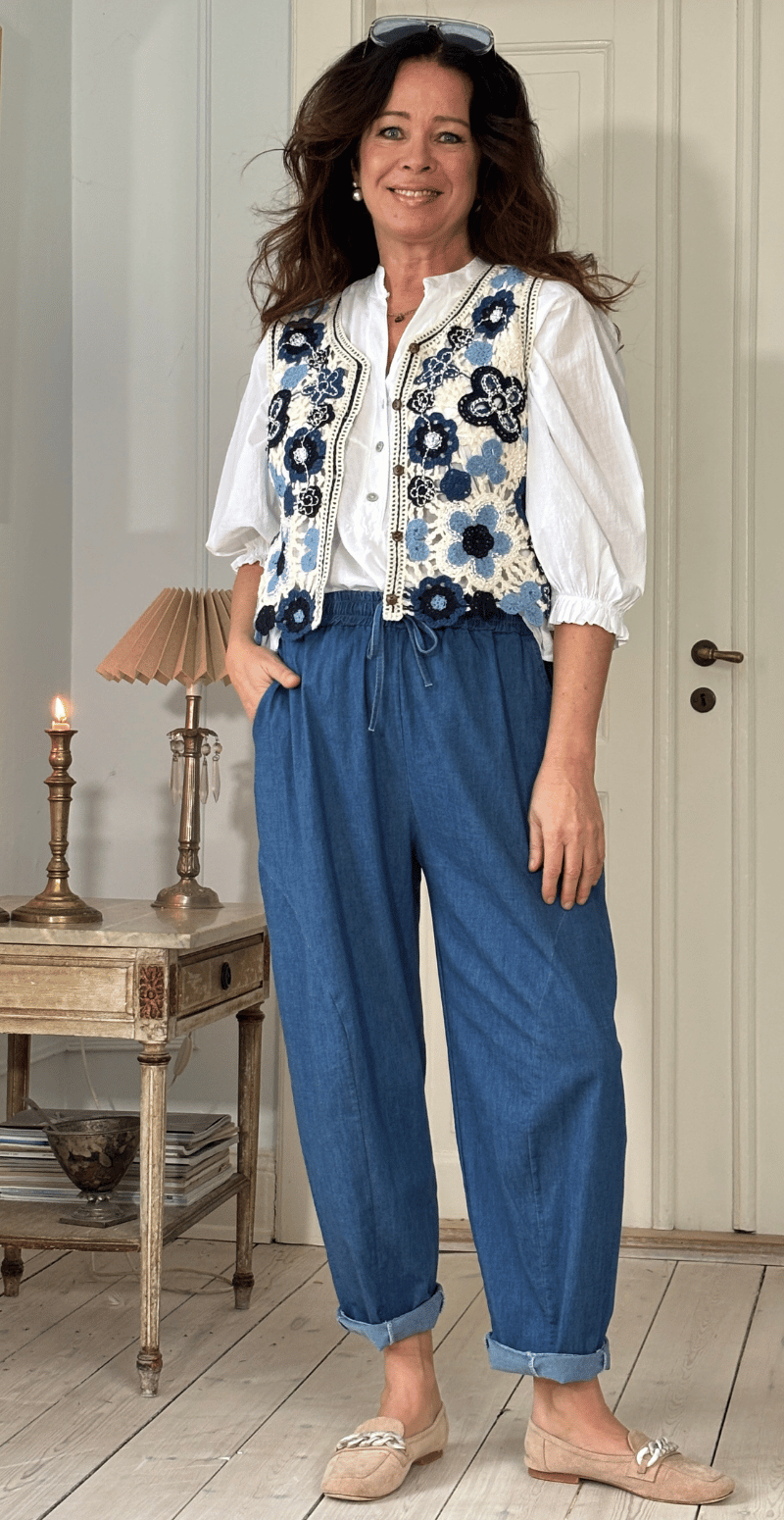 Thedora kort vest med hæklet blomster blå LikeLondon