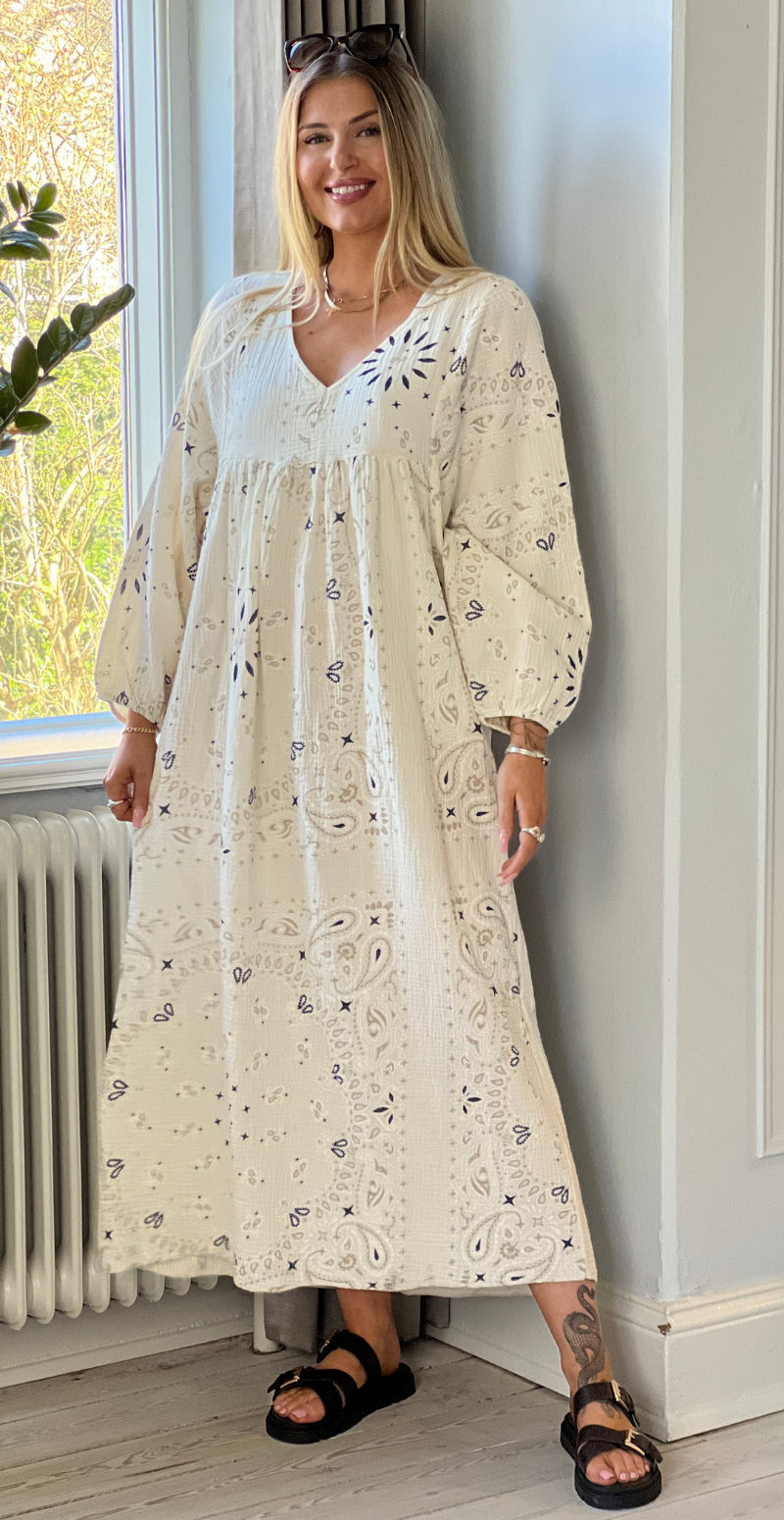 Forudbestil uge 18 Gretha paisley mønstret kjole i musselin beige LikeLondon