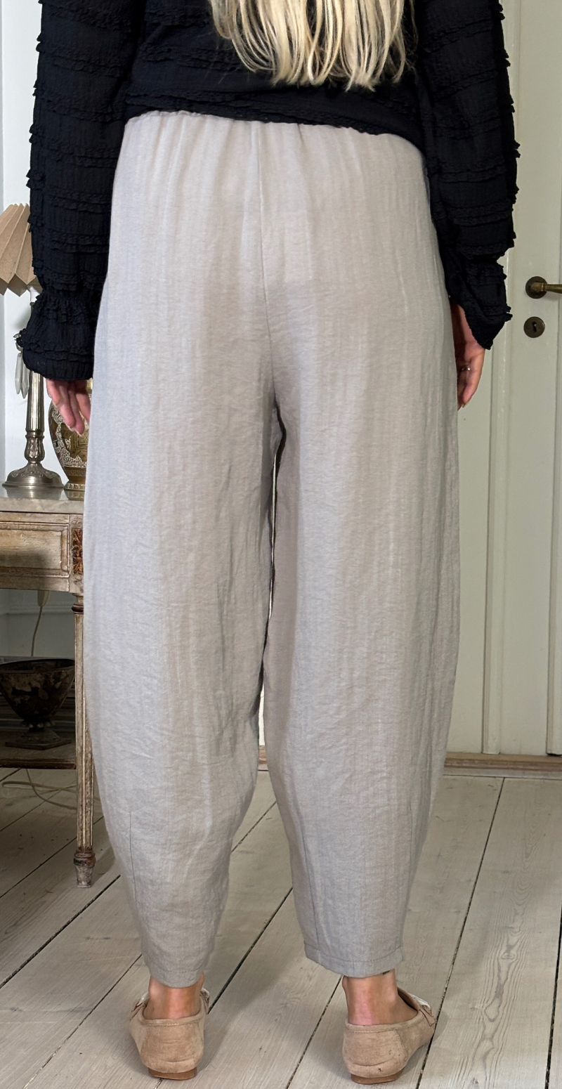 Forudbestil uge 8 Sutton bukser i barrel-fit med læg foran fango LikeLondon