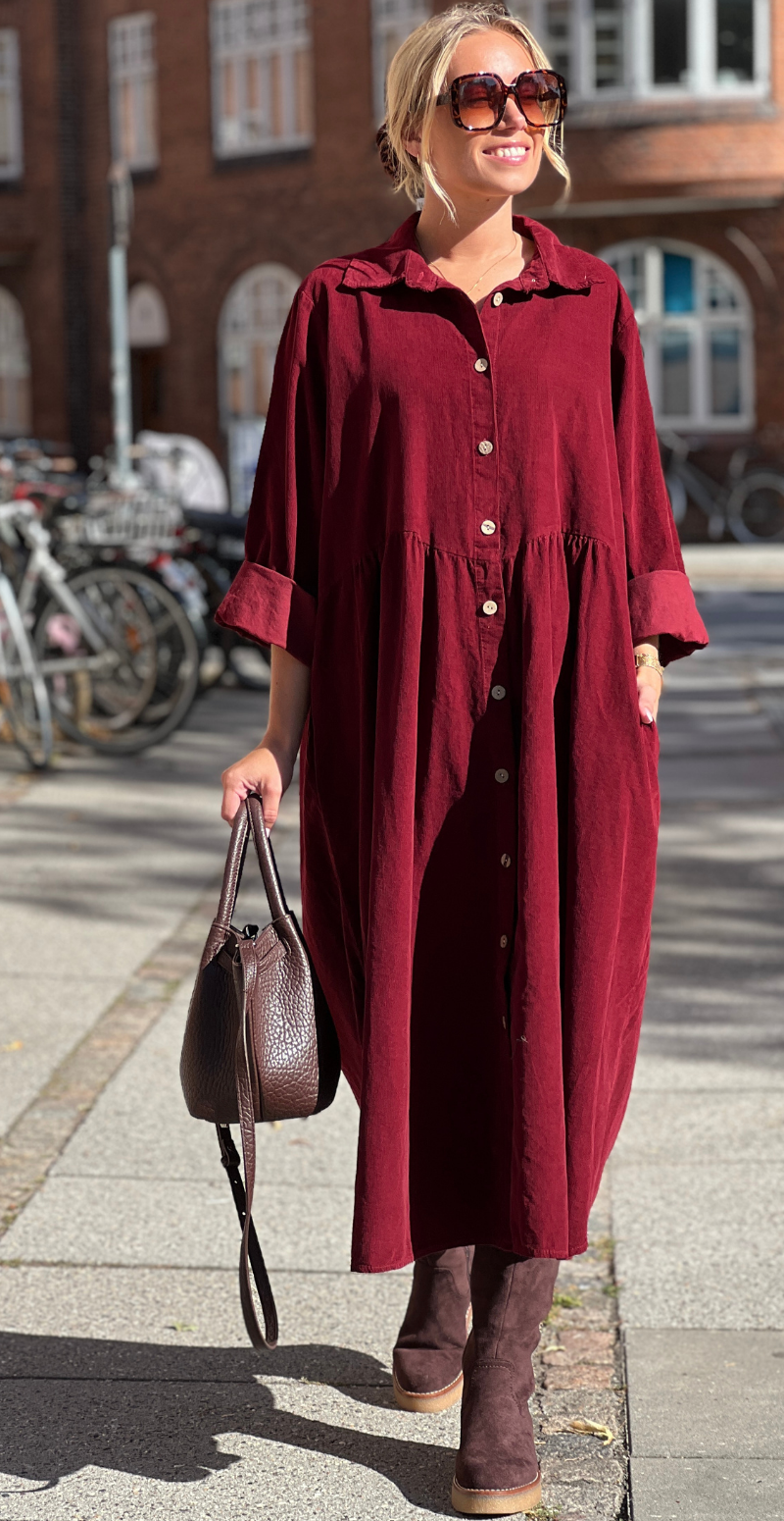 Benedikte fløjlskjole med rynker og knapper bordeaux LikeLondon