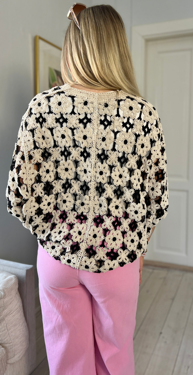 Sama kort cardigan i crochet sort/beige LikeLondon