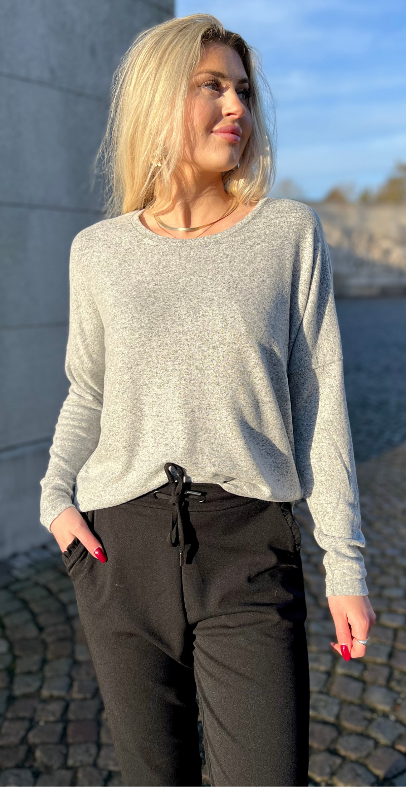 Olivia strikbluse med rund hals lysgrå