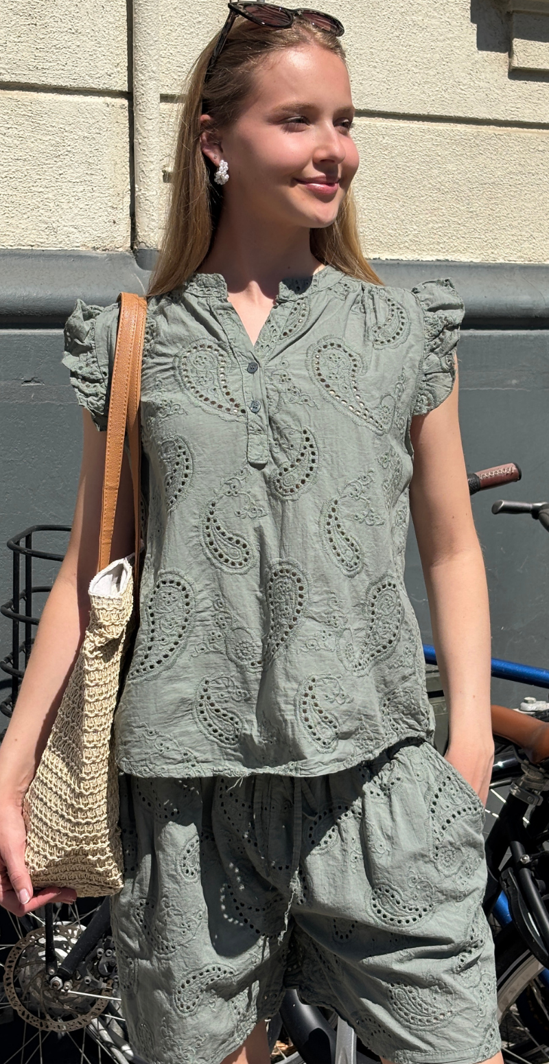 Isobel bluse med broderi anglaise og flæseærmer khaki LikeLondon
