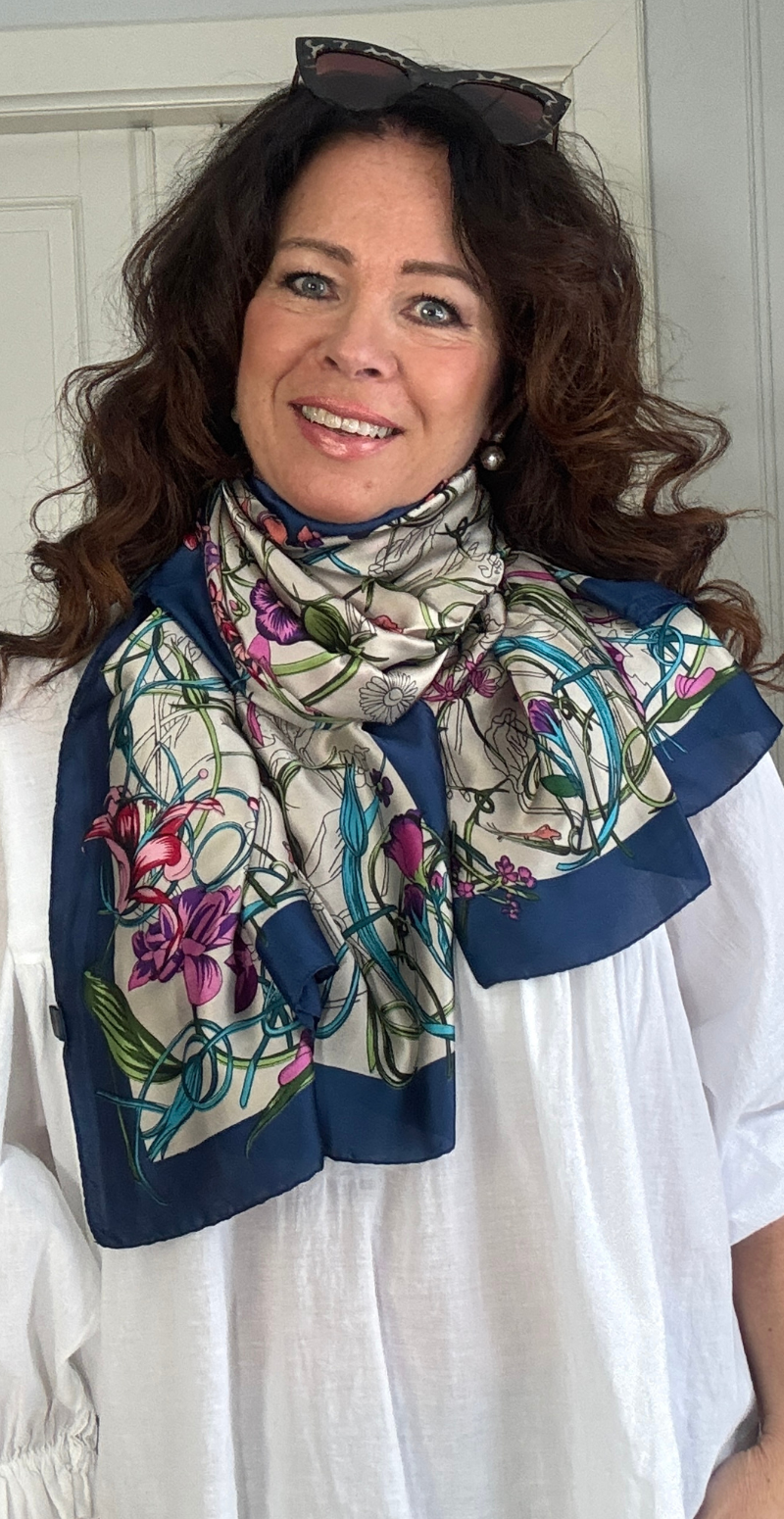 Silketørklæde med blomster og små sommerfugle navy LikeLondon