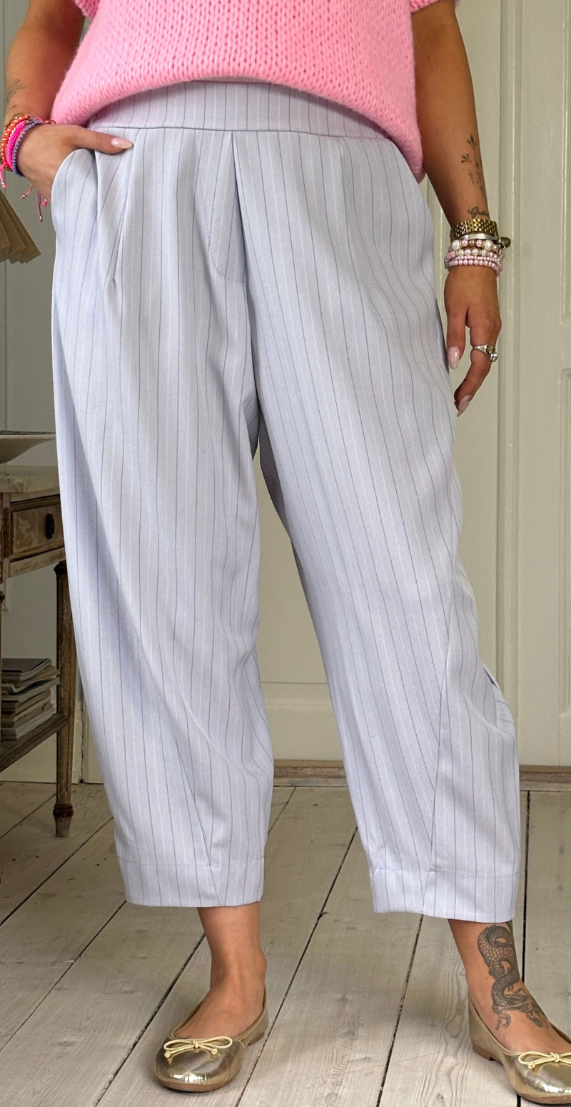 Cleo nålestribet buks i barrel-fit celeste LikeLondon