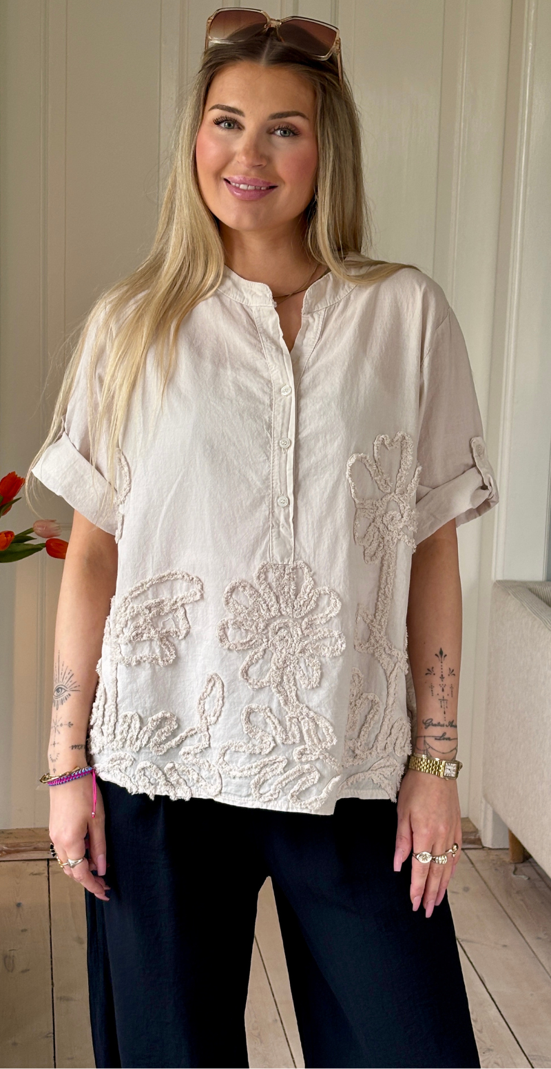 Yasmin kortærmet bluse med struktur og blomstermønster beige LikeLondon