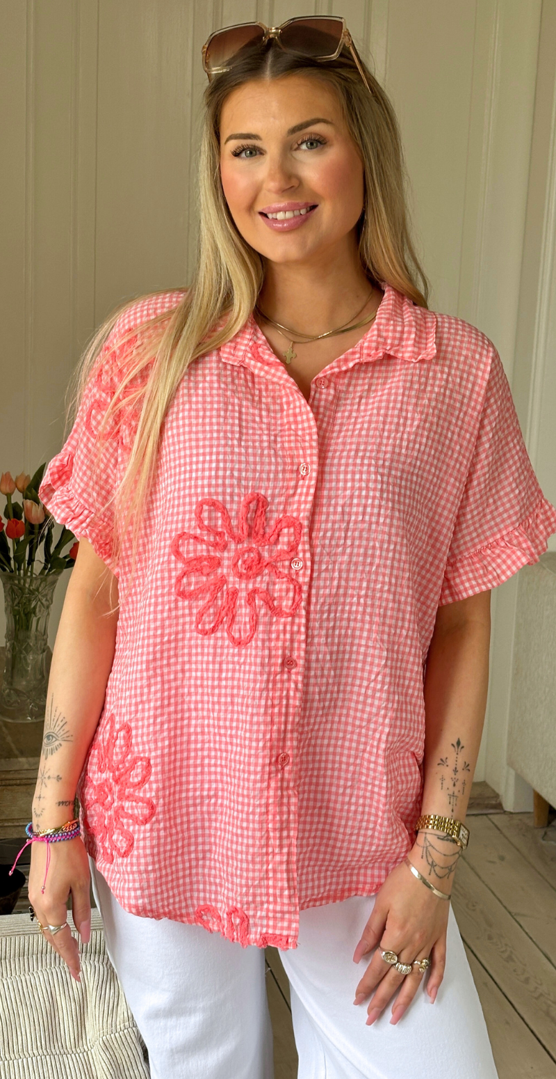 Isla skjorte med tern og kort flæseærme koral LikeLondon