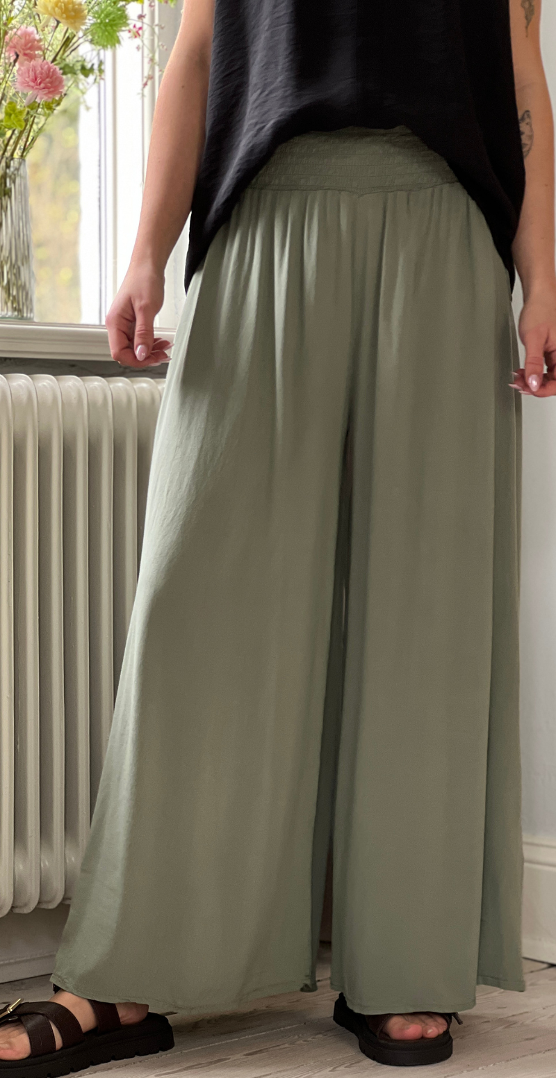 Peggy bukser med brede ben og smock khaki LikeLondon