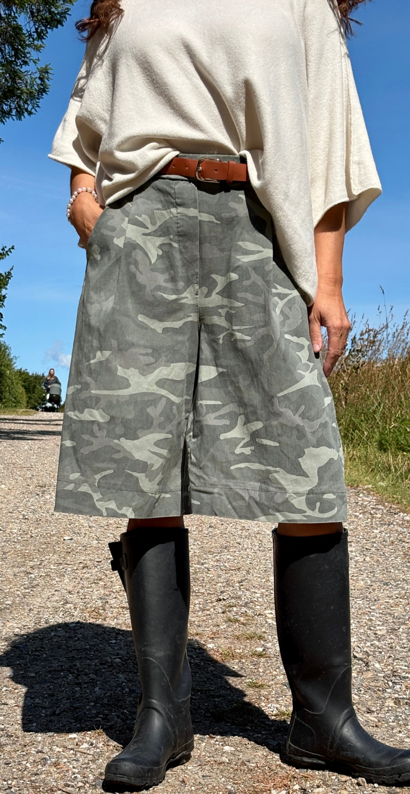 Emma bermuda shorts med camouflage og bælte khaki LikeLondon