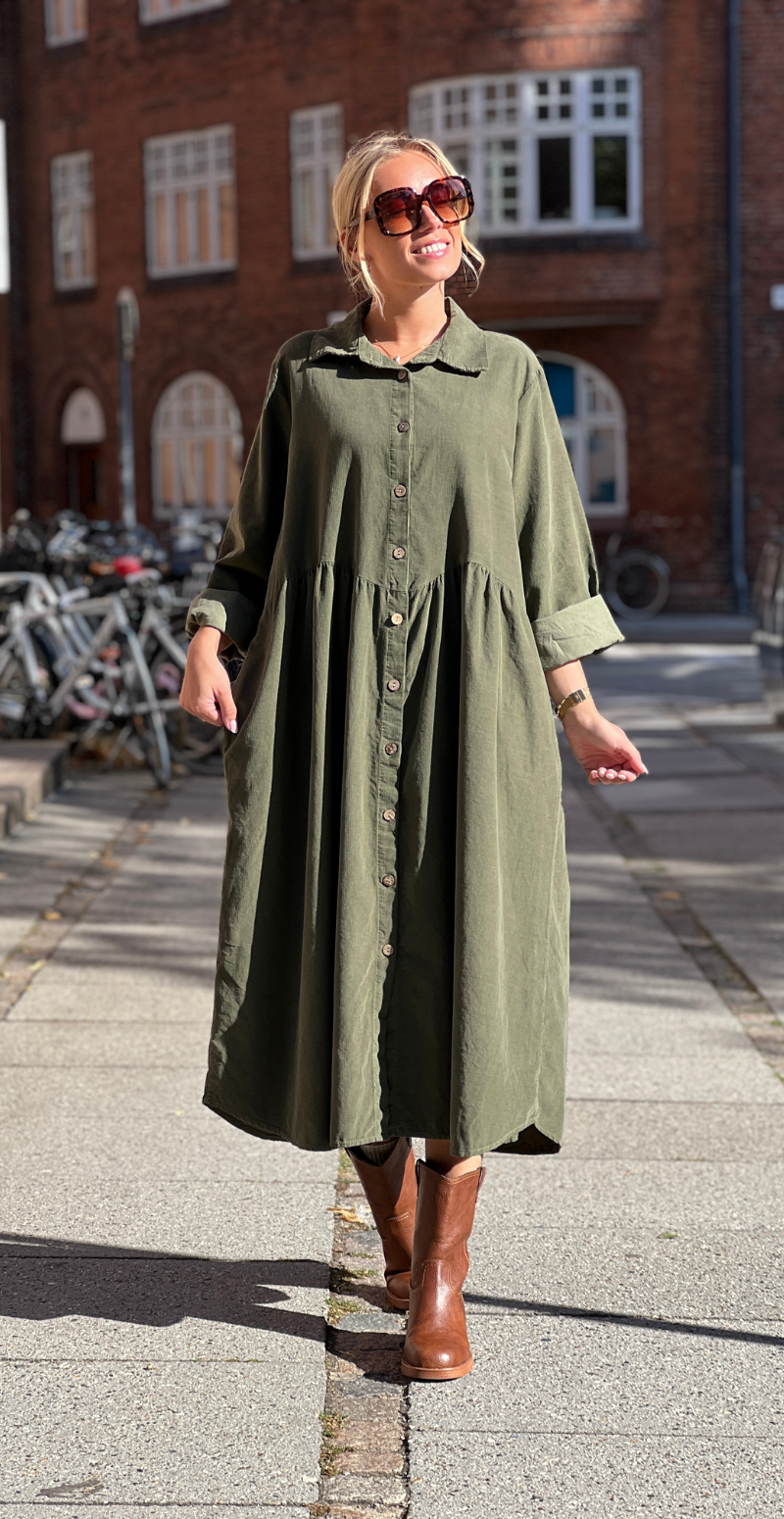 Benedikte fløjlskjole med rynker og knapper grøn LikeLondon