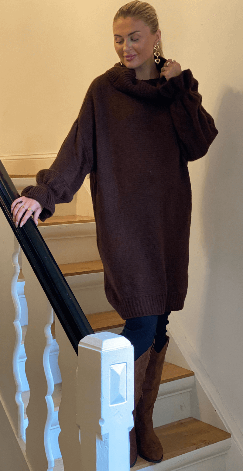 Helga strik lang med flæseærmer og rullekrave brun LikeLondon