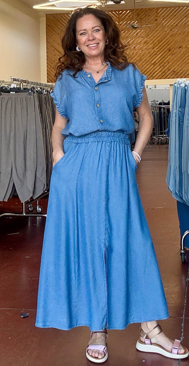 Carlen bluse uden ærmer og flæsekant medium jeans LikeLondon