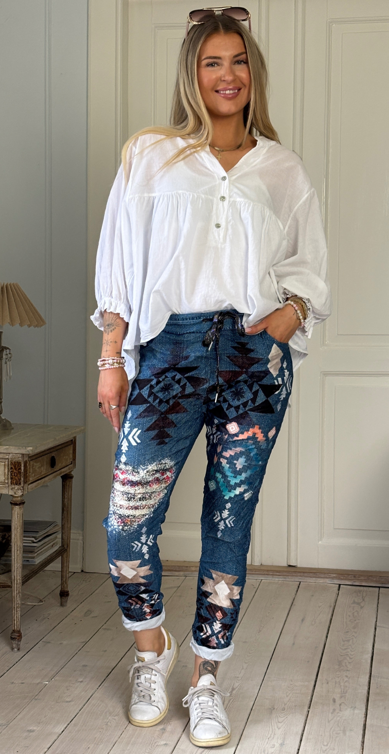 Forudbestil uge 7 Sisse bukser i denimlook med grafisk print Likelondon