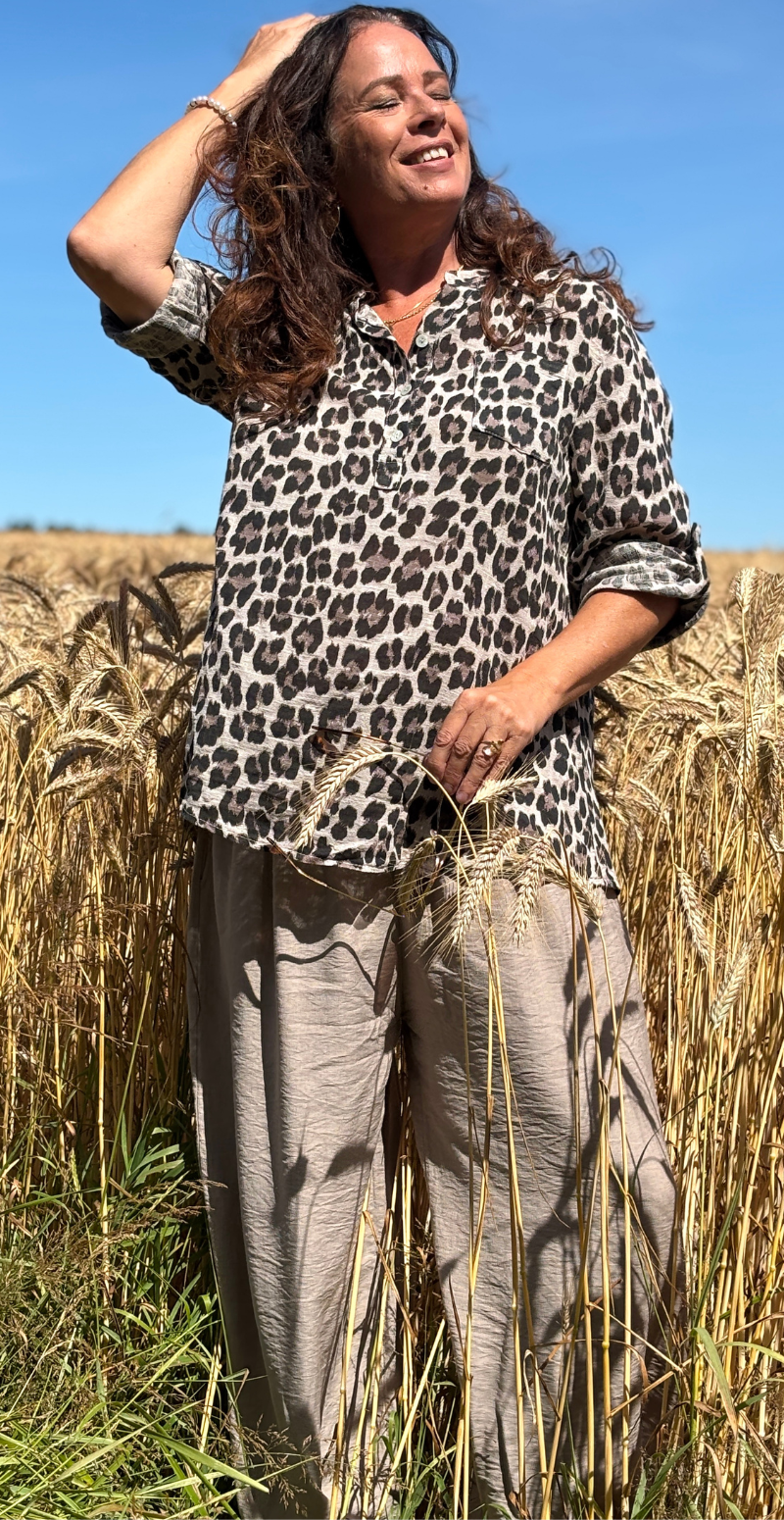 Amira bluse med lille brystlomme og leopardmønster beige LikeLondon