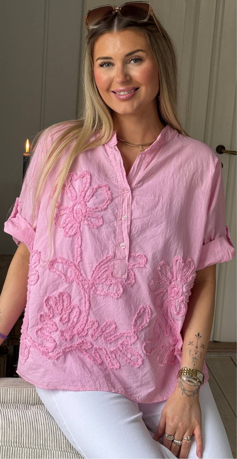Yasmin kortærmet bluse med struktur og blomstermønster pink LikeLondon
